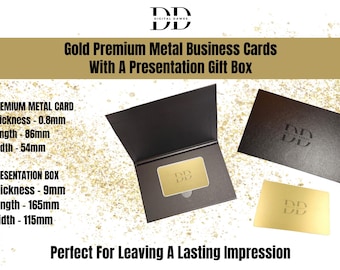 Peut inclure: Cartes de visite en métal doré de qualité supérieure avec coffret cadeau. Les cartes mesurent 0,8 mm d'épaisseur, 8,6 cm de long et 5,4 cm de large. Le coffret mesure 9 mm d'épaisseur, 16,5 cm de long et 11,5 cm de large. Logo "DD".