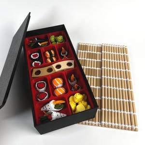Handgjort schackspel med förvaring | Upprullbart sushi-resespel med 32 pjäser