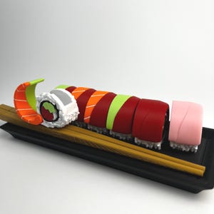 Ensemble organisateur de pilules et porte-clés pour sushis | Pilulier hebdomadaire mignon | Porte-clés amusants sur le thème des sushis | Pilulier de voyage pour vitamines | ForgeCore