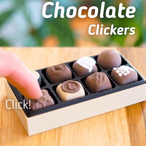 Puede incluir: Una caja de bombones surtidos con un dedo presionando uno de los bombones. La caja está etiquetada como "Chocolate Clickers" y el dedo está etiquetado como "¡Click!"