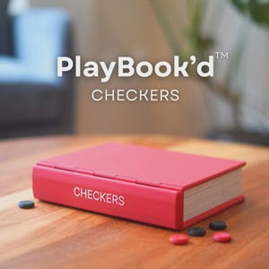 Op de afbeelding: Een rode rechthoekige speldoos die lijkt op een boek met het woord CHECKERS op de rug gedrukt. De tekst PlayBook'd CHECKERS staat boven de doos. Verschillende kleine rode en zwarte ronde speelstukken liggen verspreid rond de basis.