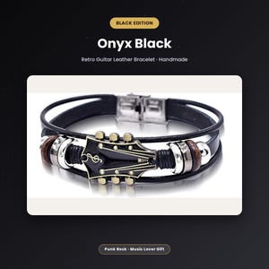 Op de afbeelding: Een zwarte leren armband met een centrale gitaarkop-bedel met een vioolsleutel-symbool, geaccentueerd door zilveren en bruine kralen. De tekst luidt: BLACK EDITION, Onyx Black, Retro Guitar Leather Bracelet, Handmade, Punk Rock, Music Lover Gift.