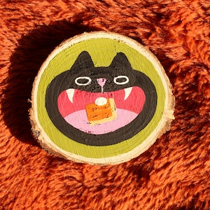 Adorable tableau original de chat noir sur disque en bois