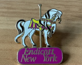 Vintage paardencarrouselspeld Endicott New York Americana emaille souvenir