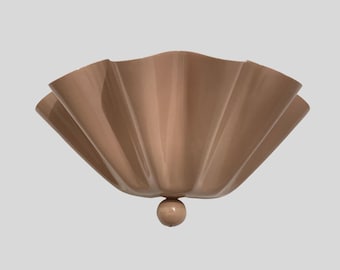 Könnte beinhalten: Eine hellbraune, schalenförmige Wandleuchte mit glatter, glänzender Oberfläche. Das Design zeichnet sich durch tiefe, strahlenförmige Falten aus, die von einem zentralen Punkt ausgehen und an der Unterseite in einem kleinen Kugelknopf enden.