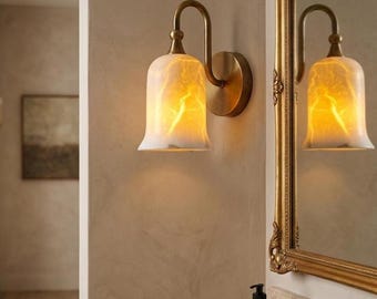 Aplique de pared de mármol alabastro con pantalla de latón hecha a mano.
