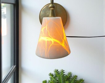 Aplique de pared de latón audaz de mediados de siglo, aplique de piedra de alabastro hecho a mano, pantalla natural