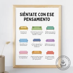 Könnte beinhalten: Ein druckbarer Poster mit dem spanischen Satz "Siéntate con ese pensamiento" (Setz dich mit diesem Gedanken) in schwarzem Text. Der Poster zeigt ein Raster aus neun bunten Illustrationen von Sofas mit Text in Spanisch, der verschiedene Möglichkeiten beschreibt, mit schwierigen Gedanken umzugehen.