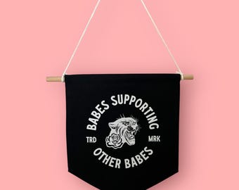 Bebés apoyando a otros bebés / Pancarta de lona de algodón para colgar en la pared