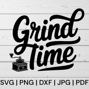Può includere: Grafica in bianco e nero con il testo "Grind Time" in un font stilizzato. Sotto il testo c'è una piccola illustrazione in bianco e nero di un macinacaffè.
