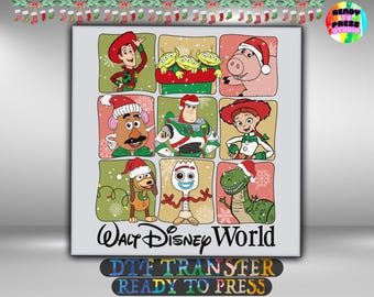 Puede incluir: Un estampado gráfico cuadrado con personajes de Toy Story, incluidos Woody, los Aliens, Hamm, el Sr. Patata, Buzz Lightyear, Jessie, Slinky Dog, Forky y Rex, todos con gorros de Papá Noel. El texto Walt Disney World está impreso debajo.