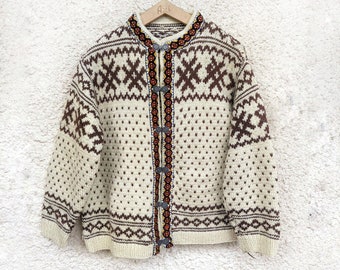 Vintage 1970 Norwegian cardigan in pure hand-knitted wool, traditional Norwegian folklore pattern cardigan, size M / L