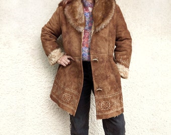 Embroidered Afghan coat in vegan synthetic shearling, vintage 70s style boho hippie coat with faux shearling fur collar size M/L