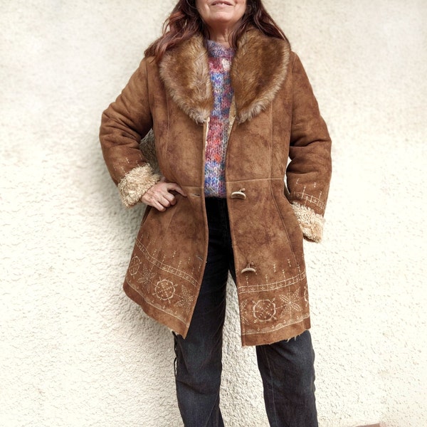 Manteau afghan brodé en peau lainée synthétique vegan, manteau bohème hippie vintage style 70s avec col fourrure faux- shearling taille M/L