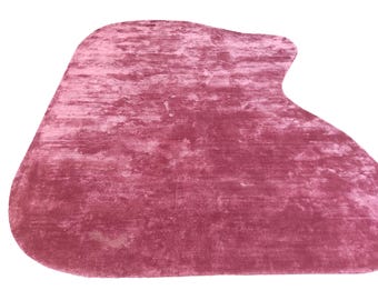 Alfombra de seda rosa: tejida a mano con formas irregulares, moderna y lujosa.