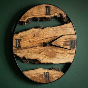 Live Edge houten wandklok, grote olijfhouten klok, metalen ingelijste ronde wandklok, moderne boerderij kunst aan de muur, housewarmingcadeau, cadeau voor papa