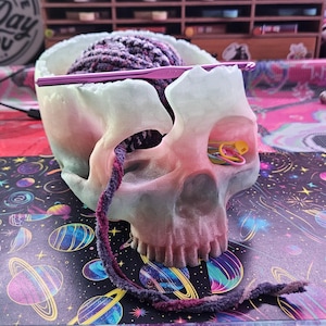 Cuenco de lana con forma de calavera espeluznante: soporte para manualidades de Halloween impreso en 3D