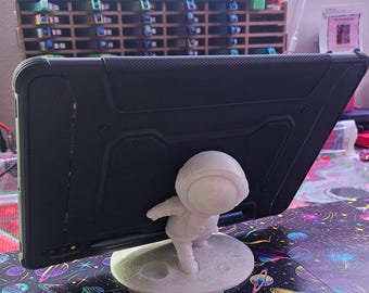 3D Printed Astronaut Phone Stand: Cosmic Desk Organizer
