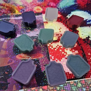 以下が含まれることがあります： 黒い持ち手と「But First, Coffee」の文字が黒い太字でプリントされた白いセラミックマグカップ。ぼやけた背景を背景に置かれています。マグカップの高さは約10cmです。