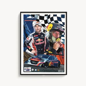 Peut inclure: Un drapeau à damier noir et blanc avec une voiture de course rouge et bleue et deux pilotes en tenue de course. La voiture porte les inscriptions "Red Bull" et "Total". L'image comprend également le texte "2013".