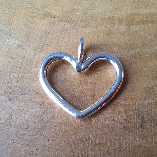 Sierlijk zilveren hangertje in de vorm van een hartje. Kan aan een kettinkje of armbandje worden gedragen.