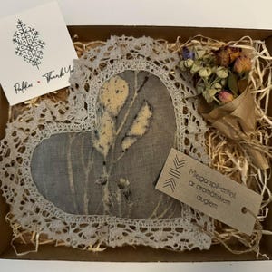 Confezione regalo - Cuscino per dormire a forma di cuore alle erbe Eco stampato