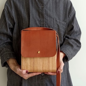 Braune Leder Umhängetasche, Holz und Ledertasche, Cognac Leder Geldbörse, einzigartiges Geschenk für sie, handgemachte Schultertasche, elegantes Geschenk für Mütter