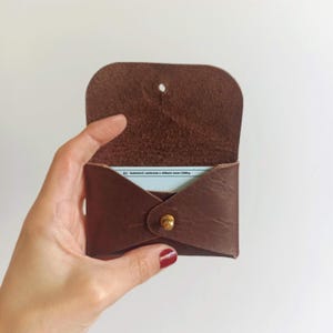 Cartera compacta marrón oscuro, mini cartera de piel color chocolate, cartera tipo sobre para ella, monedero pequeño, cartera minimalista para mujer, monedero sencillo