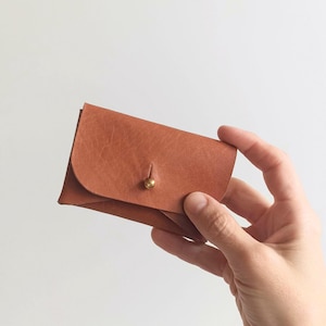 Porta carte piccolo in pelle color cognac, porta monete in pelle di mucca, pochette in pelle conciata al vegetale, mini portafoglio minimalista fatto a mano, regalo unico per lui