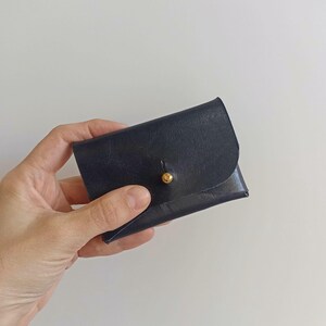 Petit porte-cartes en cuir noir, porte-monnaie minimaliste, pochette en cuir au tannage végétal, mini portefeuille fait main, cadeau parfait pour le meilleur ami