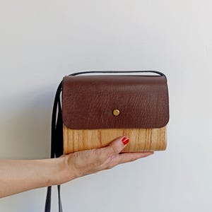 Sac à main marron foncé, sac en bois et cuir, petits sacs à main pour femme, cadeau unique pour elle, sac à bandoulière minimaliste en chocolat, sac fait main