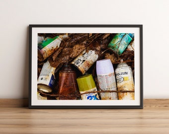 Impressão fotográfica artística de latas de tinta spray enferrujadas | Arte de parede urbana grunge