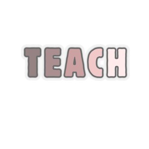 Può includere: Un adesivo con la parola "TEACH" in lettere rosa e marroni con un contorno bianco.