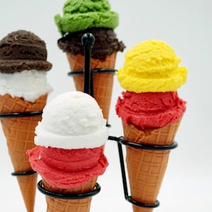 realistische Nachbildung Eishörnchen 4 Stück im robusten Metallverkaufständer, Eiskarussell, Eiswaffeldisplay Verkaufshilfe Gelato Cornets !