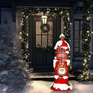 Pode incluir: Uma caixa de correio vermelha e branca do Pólo Norte do Pai Natal, com um emblema do Pai Natal, está em frente a uma porta decorada. A caixa de correio está coberta de neve artificial. A porta é adornada com uma grinalda e luzes, criando uma cena festiva de Natal.