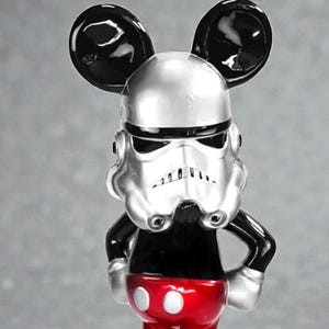 grande Mikey con maschera di Darth Vader esclusiva, vernice metallizzata, arte di lusso, oggetto d'arte, arte del topo, statuette di topi Souris