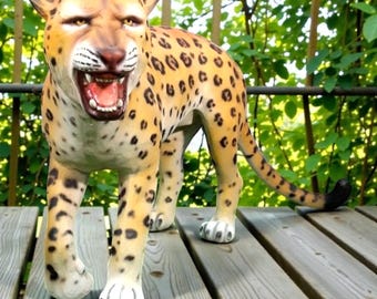 Life-size leopard figurine, true to life and very realistic big cat, African decor