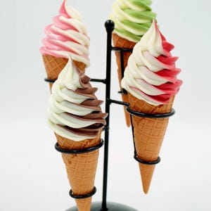 realistische Nachbildung Eishörnchen 4 Stück im robusten Metallverkaufständer, Eiskarussell, Eiswaffeldisplay Verkaufshilfe Gelato Cornets !