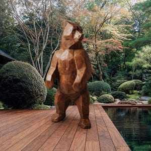 Puede incluir: Una gran escultura de oso de madera marrón con un diseño geométrico se encuentra sobre una terraza de madera. El oso está en un entorno natural al aire libre con exuberante vegetación y una piscina reflectante. Los detalles de la escultura son visibles.