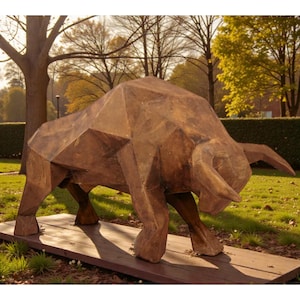Può includere: Una grande scultura geometrica marrone di un toro. L'opera d'arte è realizzata con piani angolari, che le conferiscono un aspetto moderno e astratto. Il toro è su una piattaforma di legno, sullo sfondo di alberi e un ambiente di parco.