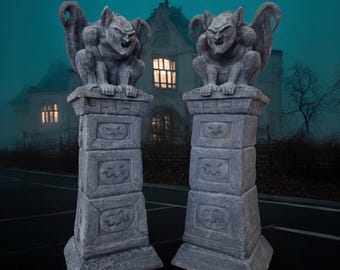 zwei große imposante majestätische Gargoyle Figuren auf Säule 210cm Höhe, Gruseldeko Halloween, Eingangswächter Figur