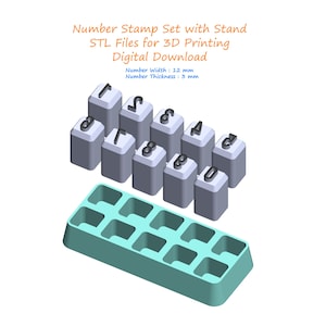 Könnte beinhalten: Ein Zahlenstempel-Set mit Ständer, mit den Zahlen 0-9. Die Stempel sind grau mit schwarzen Zahlen, und der Ständer ist türkis. Der Text auf dem Bild lautet "Number Stamp Set with Stand" und "Zahlenbreite: 12 mm".
