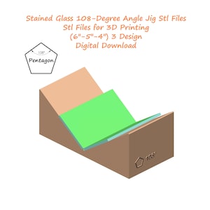 Puede incluir: Una representación 3D de una plantilla angular para vidrieras. La plantilla es marrón con una inserción verde y azul. El texto dice "Stained Glass 108-Degree Angle Jig Stl Files" y "(15cm-12.7cm-10cm) 3 Design Digital Download". También se muestra un pentágono.