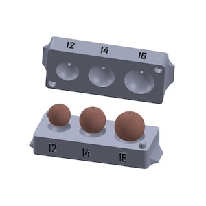 以下が含まれることがあります： 12、14、16 とラベル付けされた 3 つの丸い空洞を持つ灰色の金属製の型。3 つの茶色の球体が型の中に置かれています。