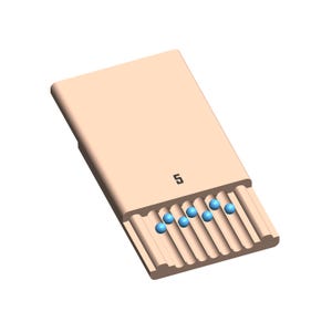 Puede incluir: Una caja de madera beige con el número "5" en la parte superior. La caja está abierta y contiene 8 canicas azules.