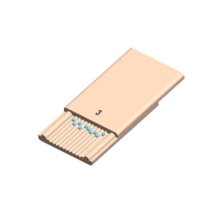 Peut inclure: Une boîte d'allumettes de couleur pêche clair avec le chiffre 3 imprimé sur le dessus. La boîte contient plusieurs allumettes en bois avec des têtes bleues. Les allumettes sont disposées en rangée.