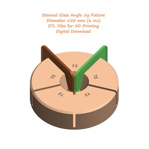 Op de afbeelding: Een 3D-geprinte jig-bevestiging voor glas-in-loodprojecten. De bevestiging is gemaakt van bruin en groen plastic en heeft een diameter van 150 mm (6 inch). De bevestiging is ontworpen om glasstukken in een hoek van 90 graden te houden.