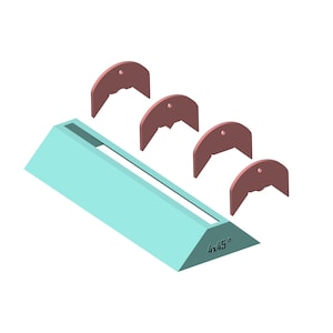 Può includere: Una rampa blu chiaro con un'etichetta 4x45 gradi. Quattro pezzi di plastica rosa con una forma curva sono posizionati su una superficie bianca.