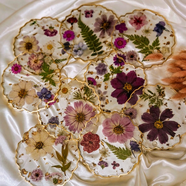 Posavasos de resina morada con flores prensadas reales