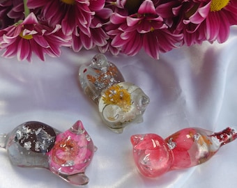 Pocket cat hugs, resin handmade, real pressed flowers